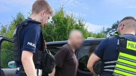 Rajd wokół zbiornika Świętokrzyska. Mężczyzna jeździł autem między przechodniami