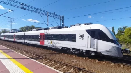 Cztery pociągi hybrydowe już wożą pasażerów PKM