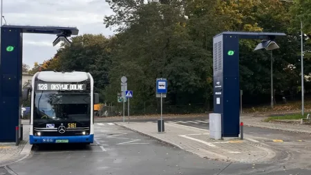 Wszystkich Świętych 2024. Jak dojechać na cmentarze w Gdyni?