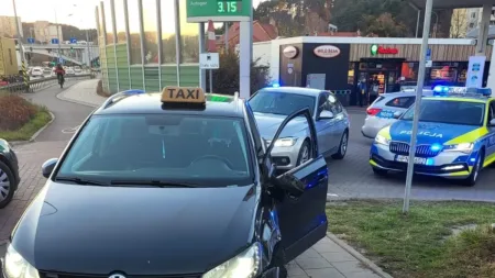 Po chodniku uciekał przed policją. Miał trzy sądowe zakazy oraz narkotyki