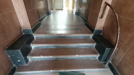 Wnętrze gdyńskiej kamienicy z lat 30. przechodzi modernizację