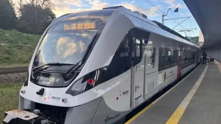 Pasażerowie w weekendy jadą w ścisku. SKM: trwają duże remonty