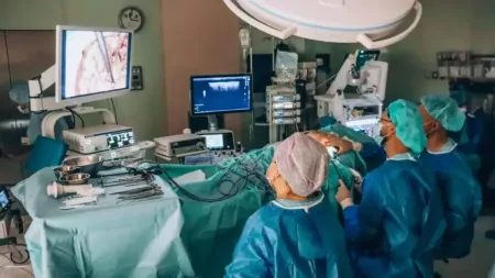 Małoinwazyjna endoskopia w leczeniu raka piersi. W UCK przeprowadzono przełomową operację