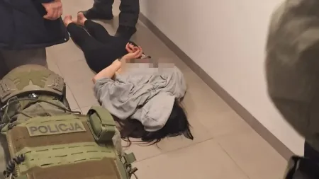 Siłowe wejście do mieszkania we Wrzeszczu. W środku nielegalna broń i narkotyki