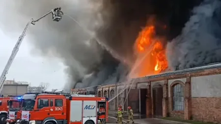 Przeróbka. Płonie dawna hala ZNTK. W środku m.in. rowery MEVO