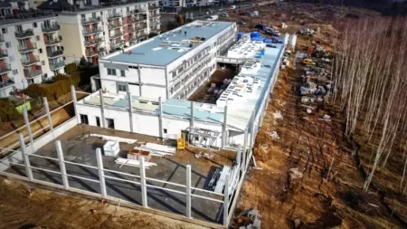 Szkoła na Morenowym Wzgórzu nabiera kształtów. Są już okna [ZDJĘCIA]