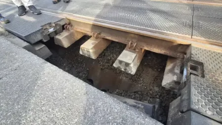 Zapadnięte torowisko w centrum Gdańska. Tramwaje i samochody do odwołania jeżdżą objazdem