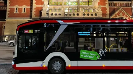 Zmiana czasu na letni. Jak pojadą autobusy i SKM?