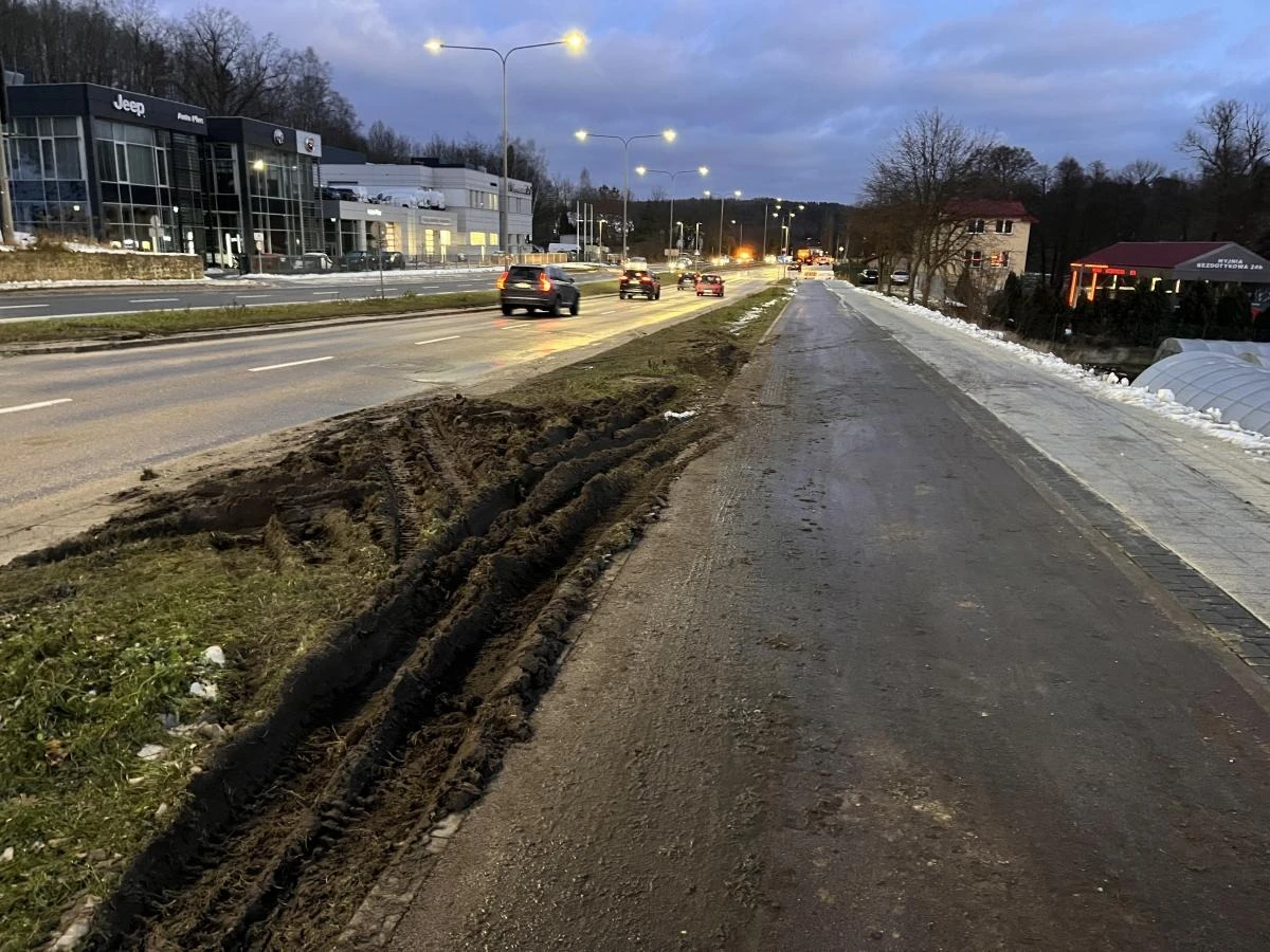 Wykonawca naraził na zniszczenie również chodnik i drogę rowerową, które nie są gotowe na tak mocny nacisk, fot. Igor Dorawa