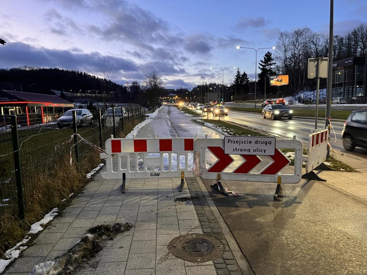 Tymczasowe oznakowanie kieruje rowerzystów na przejście dla pieszych, a następnie nakazuje im jazdę dwupasmową jezdnią, fot. Igor Dorawa